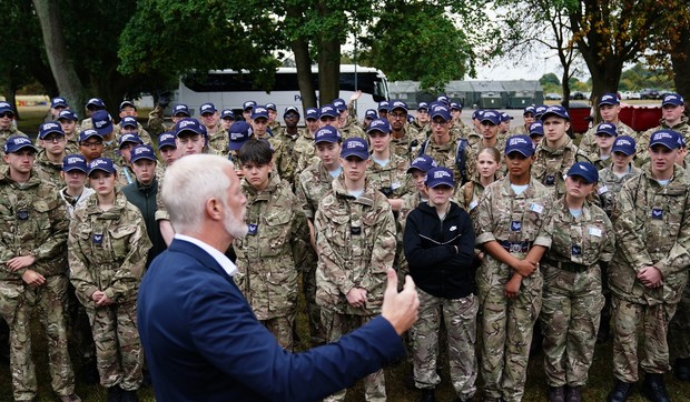 Britanski minitar odbrane Al Karns u razgovoru sa kadetima