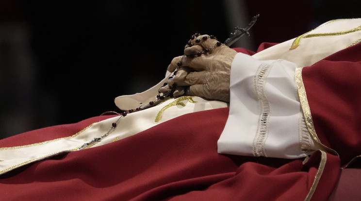 XVI. Benedek nyugalmazott pápa ravatala a vatikáni Szent Péter-bazilikában 2023. január 4-én. A 95 esztendős emeritus pápa, aki 2005 és 2013 között volt a római katolikus egyház feje, 2022. december 31-én hunyt el. XVI. Benedeket, polgári nevén Joseph Ratzingert január 5-én helyezik örök nyugalomra a Szent Péter-bazilika kriptájában / Fotó: MTI/AP/Ben Curtis