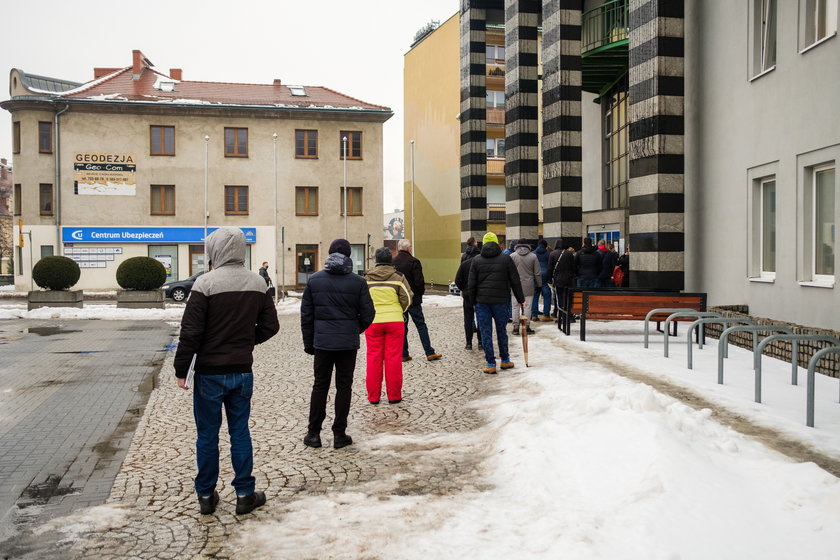 Kolejka do wydziału komunikacji w Rybniku 