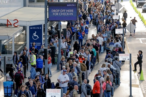 HAOS U AMERICI! Agenti poznati po brutalnim akcijama RASPOREĐENI NA AERODROME širom zemlje: Čekanja, nervoza i dugi redovi