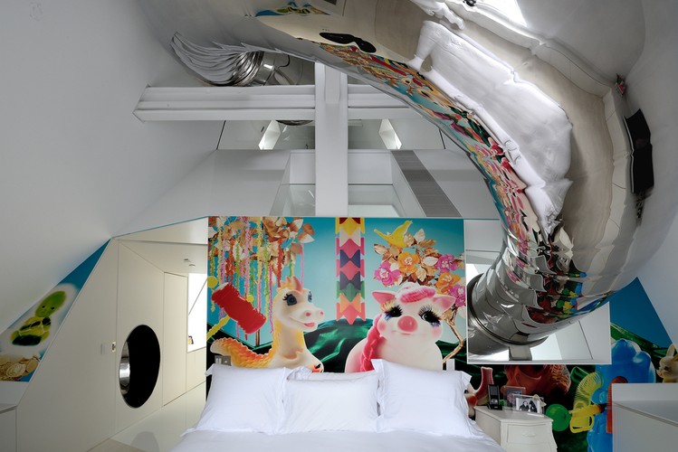 „Wzorując się na swoim kliencie, Hotson także wykorzystał moc obliczeniową komputera do zaprojektowania apartamentu. Używając laserowego skanera 3D uzyskał geometryczny model aranżowanej przestrzeni i stworzył projekt, który starszym pokoleniom trudno sobie nawet wyobrazić, a co dopiero zbudować” – pisze Bloomberg. Na zdjęciu: SkyHouse, zjeżdżalnia, źródło: David Hotson_Architect