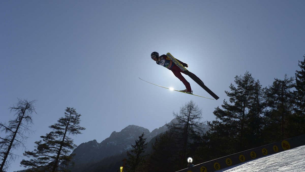 Stefan Kraft wygrał drugi konkurs z cyklu Pucharu Kontynentalnego w kazachskich Ałmatach (HS 140). Austriak poszybował na odłegłość 131,5 oraz 132m. Na drugim stopniu podium ponownie stanął Klemens Murańka. 18-latek z Zakopanego oddał skoki na 129,5 oraz 133m. Trzecie miejsce zajął David Zauner (129 i 133m) - informuje serwis skijumping.pl