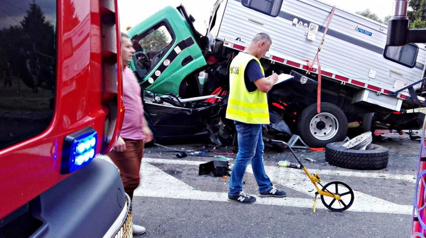 Auto wbiło się w ciężarówkę! Nie żyje kierowca!