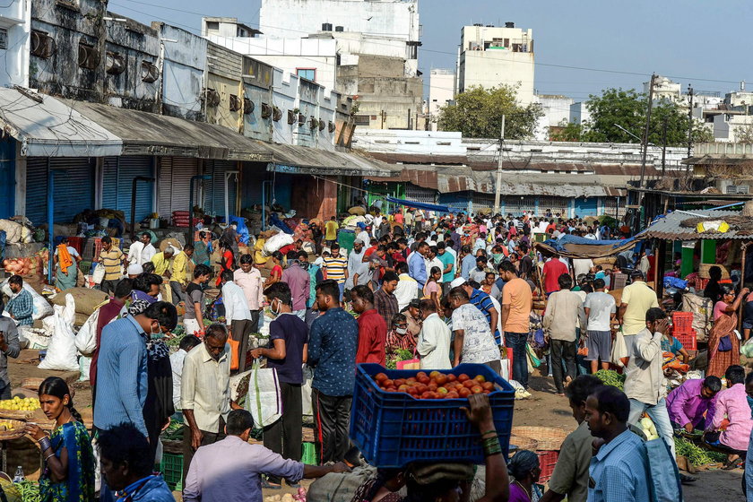Koronawirus szaleje, a ludzie tłoczą się na bazarze