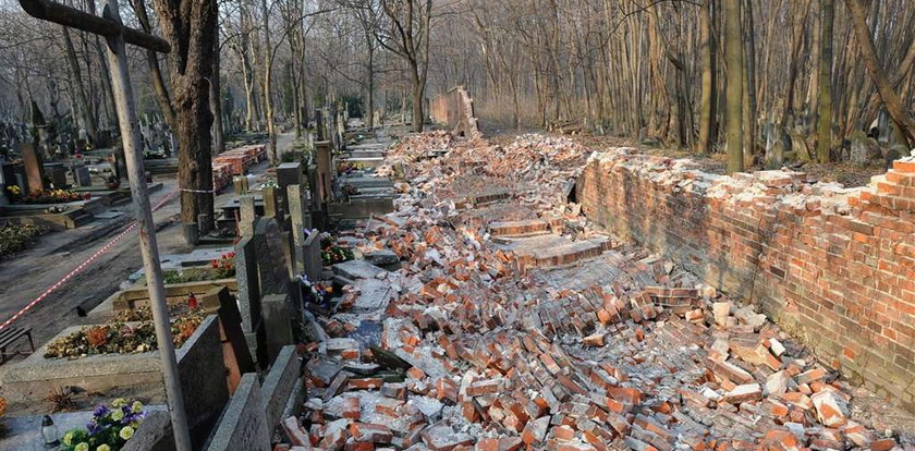 Runął mur na Powązkach. Wiele grobów zniszczonych