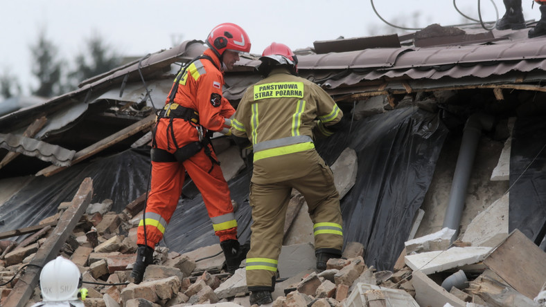 Strażacy na gruzowisku po eksplozji w Kaczorowie