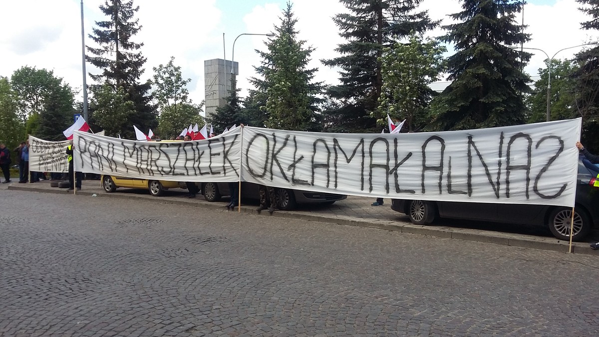 Ponad setka osób przez kilka godzin manifestowała pod budyniem Urzędu Marszałkowskiego w Olsztynie. Podwykonawcy domagali się zapłaty, jak twierdzą należnego im wynagrodzenia za budowę Sieci Szerokopasmowej Polski Wschodniej. W tej sprawie zarząd województwa wydał oświadczenie.