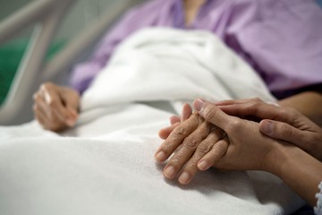 Hogyan tudnám daganatos beteg édesanyám szenvedéseit enyhíteni? Az orvos válaszol