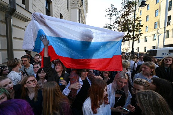 MOSKVOM ODJEKIVALO "SRAMOTA" U Rusiji se desilo nešto što se retko viđa: Sud pred izbore doneo odluku o jedinoj antiratnoj stranci, mladi IZAŠLI NA ULICE