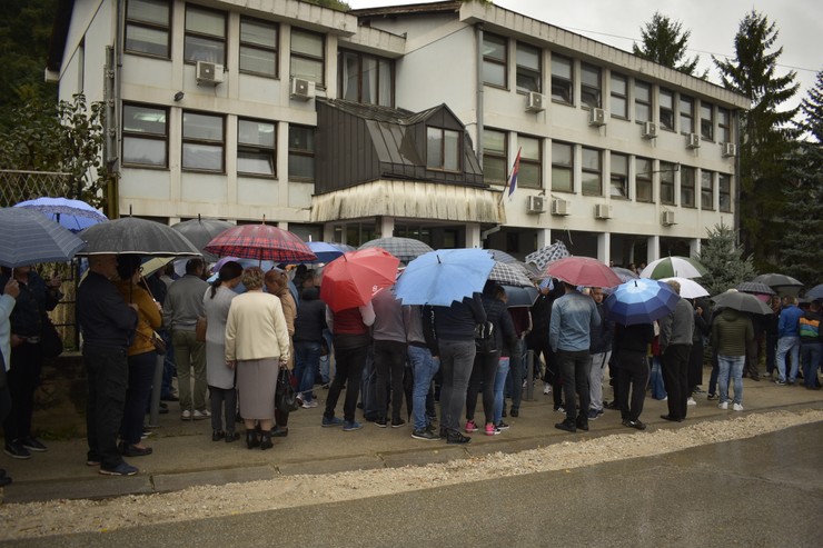Rezultat slika za Zašto radnici iz Lučana aplaudiraju direktoru kome se sudi za SMRT NJIHOVOG KOLEGE stradalog u fabrici