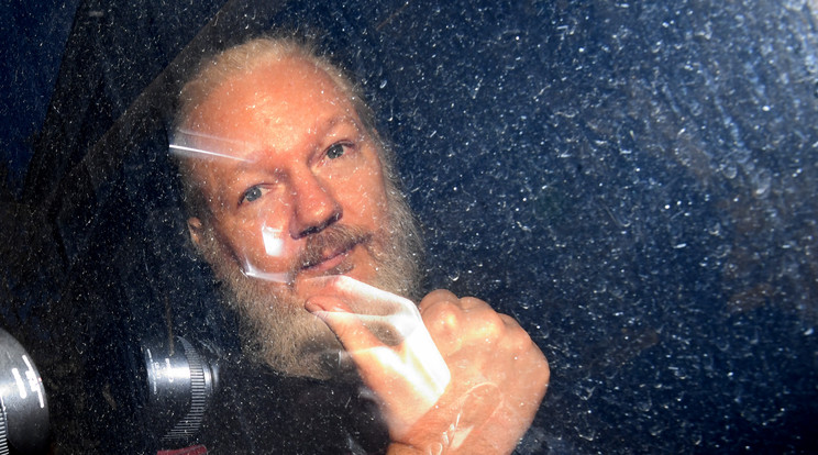 Julian Assange áprilisban is megviseltnek látszott, amikor a tárgyalására vitték / Fotó: Northfoto