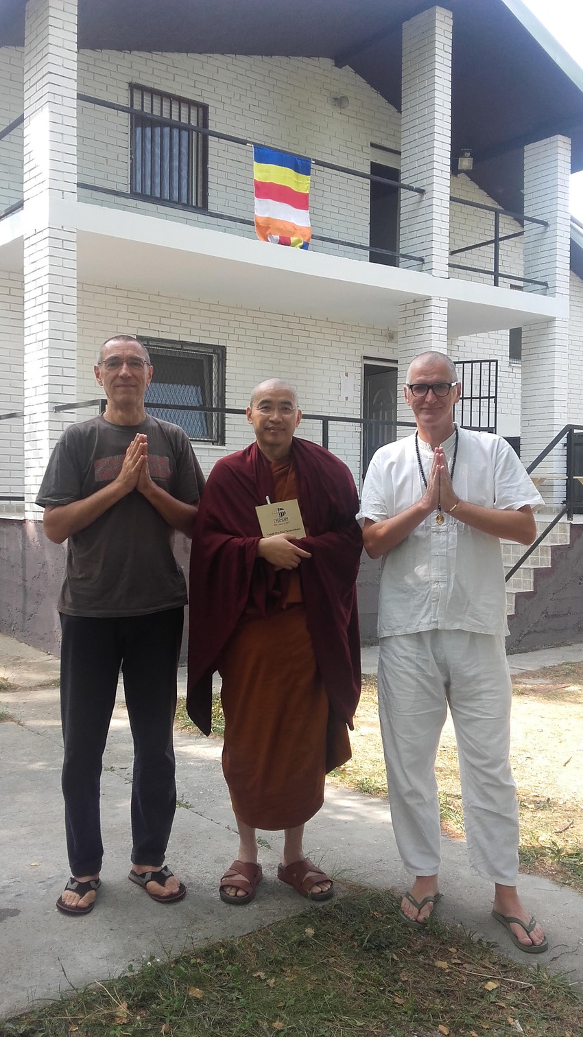 Branko Kovačević i Srđan Gojković Gile sa učiteljom Damasamijem u Čortanovcima