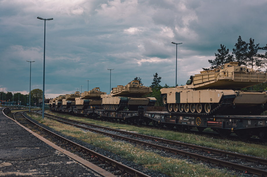 Amerykańskie czołgi M1A1 Abrams wykorzystywane do szkolenia Sił Zbrojnych Ukrainy przybywają koleją do Grafenwoehr w Niemczech, 14 maja 2023 r.