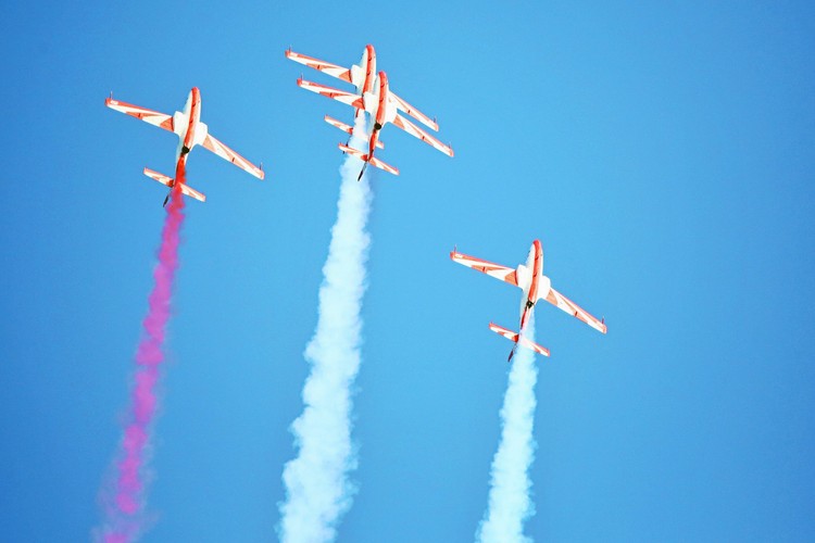 Raz na dwa lata na lotnisku Radom-Sadków odbywają się największe w Polsce międzynarodowe pokazy lotnicze Radom Air Show. Impreza łączy pokazy statków powietrznych z naziemną statyczną wystawą sprzętu wojskowego i prezentacjami firm z branży lotniczej. Podczas pokazu w 2007 r. dwa samoloty się zderzyły, w efekcie czego śmierć ponieśli dwaj piloci.
>>> Czytaj również: <a href='http://forsal.pl/artykuly/727354,air-show-2013-legendarny-black-hawk-w-radomiu.html'>Air Show 2013: legendarny Black Hawk w Radomiu</a>