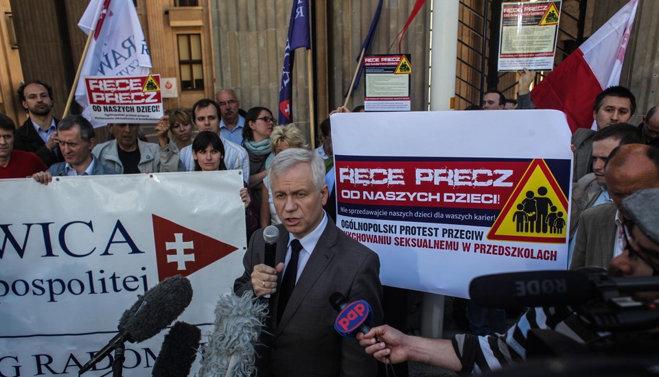 Protest przed MEN. "Ręce precz od naszych dzieci"