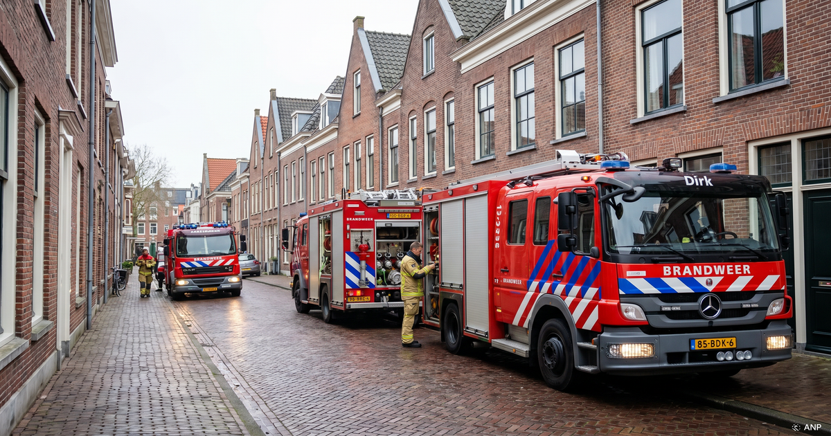 Zeer grote woningbrand in Scheemda - meerdere huizen ontruimd na overslag