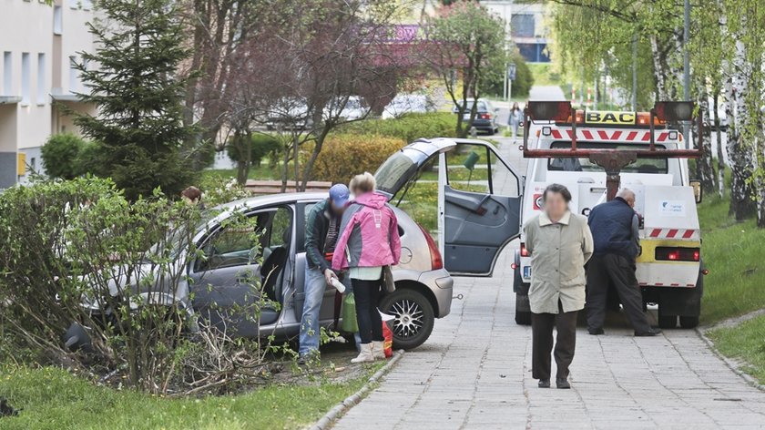 Peugeot wyprzedzał citroena na osiedlowej drodze