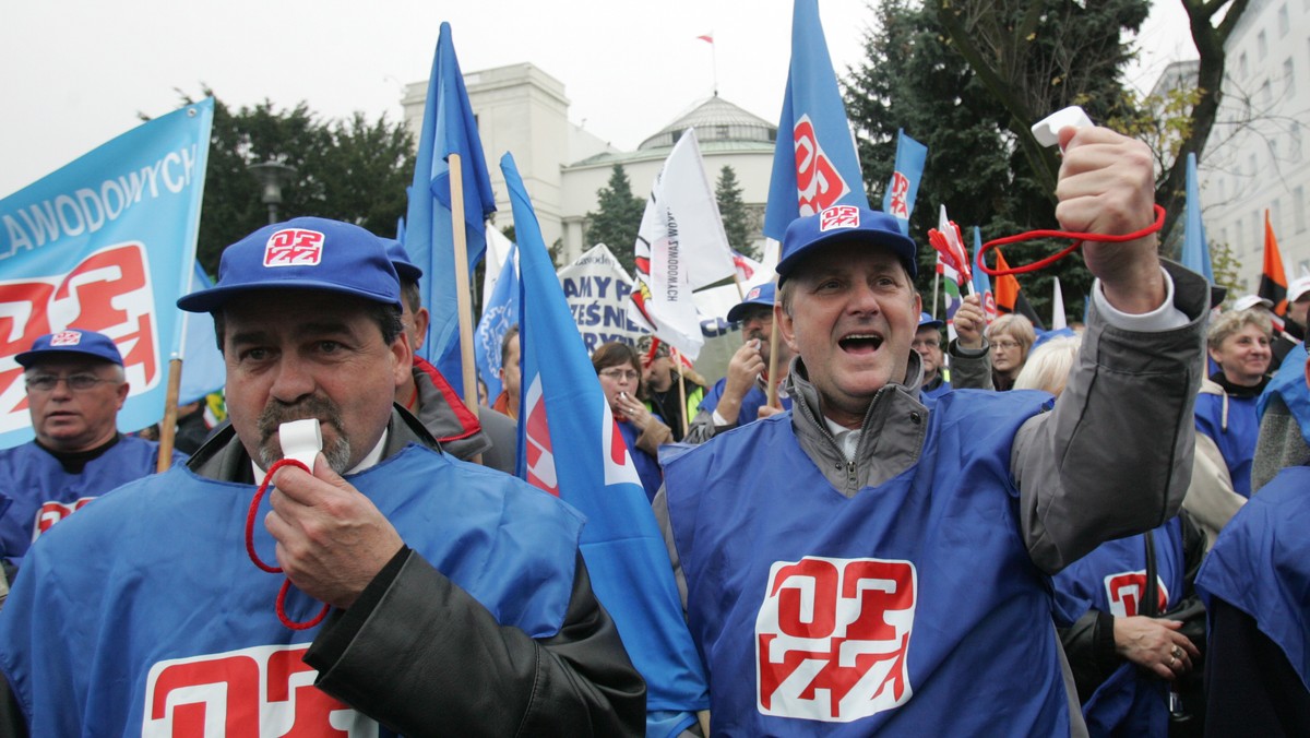 W południe na Pl. Piłsudskiego w Warszawie rozpoczęła się demonstracja związkowców sfery budżetowej zorganizowana wspólnie przez OPZZ, NSZZ "Solidarność" i Forum Związków Zawodowych.