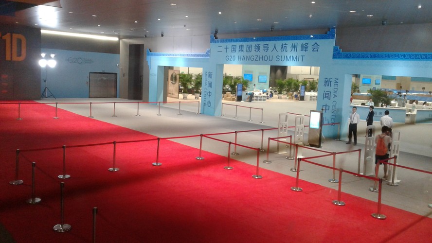 Prawdziwe i z kolei zupełnie nieprzewidziane nieprzyjemności spotkały amerykańskiego prezydenta chwilę po przylocie. Chińscy agenci bezpieczeństwa powstrzymali w ostrych słowach amerykańskich dziennikarzy, a wśród nich także i doradcę ds. bezpieczeństwa Susan Rice, gdy ci chcieli podejść bliżej do swojego szefa. Amerykanie usłyszeli, że to nie ich lotnisko i że nie są u siebie, więc mają się podporządkować Chińczykom. Podobno ci, którzy wywołali zamieszanie, nie wiedzieli że wśród przedstawicieli mediów była pani Rice. Chwilę później Amerykanie mieli problem, by dołączyć do Obamy w oficjalnym konwoju, a sam prezydent nie dostał zgody na wspólną konferencję prasową z Xi Jinpingiem. Briefing strony amerykańskiej nie dostał się także na antenę państwowej telewizji.   Fot. Rafał Tomański