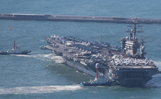 Lotniskowiec USS Nimitz wypływa z Pusan