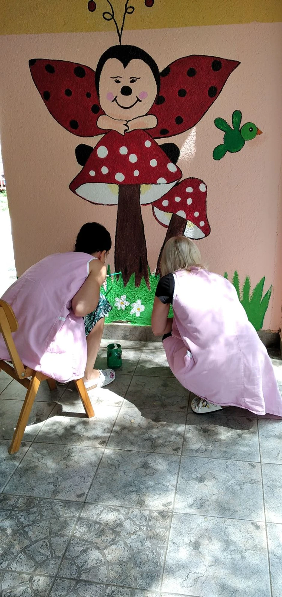 Vaspitačice same oslikale zidove zgrade vrtića slikama po izboru dece 