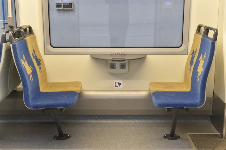 Nowy tramwaj wyposażony jest w klimatyzację, nowoczesny system informacji pasażerskiej monitoring oraz dwa automaty biletowe oraz w specjalną platformę dla osób niepełnosprawnych na wózkach. <br><br> Fot. (mr) PAP/Jacek Bednarczyk