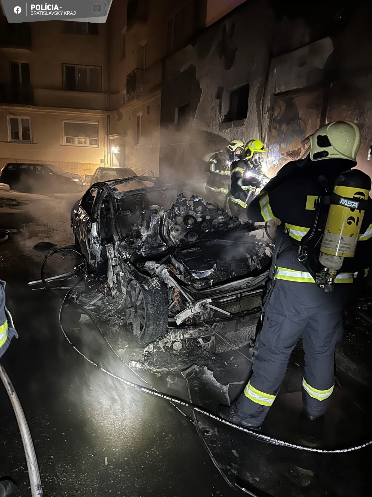 Na Kmeťovom námestí zhorelo niekoľko vozidiel.