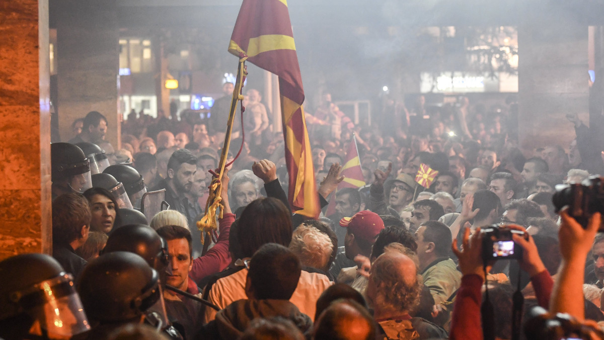 Policja macedońska użyła wczoraj wieczorem grantatów hukowych aby rozproszyć demonstrantów przed gmachem parlamentu w Skopje i umożliwić ewakuację deputowanych. Demonstranci protestowali przeciwko wyborowi Albańczyka na przewodniczącego tego organu.