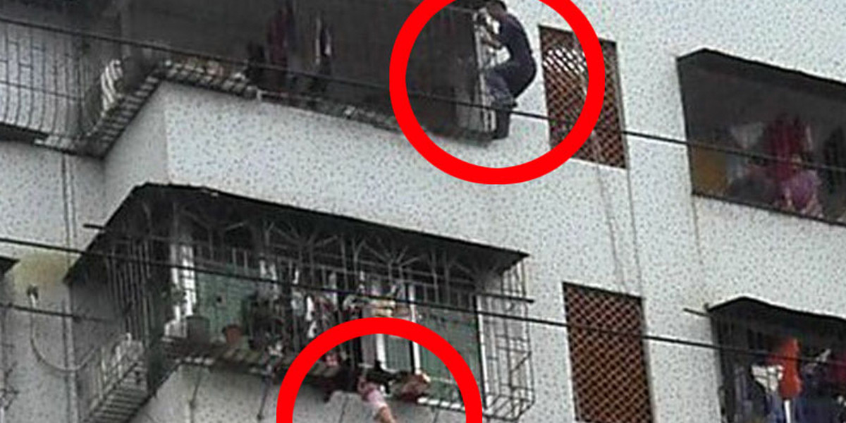 Dziewczynka zwisała z balkonu