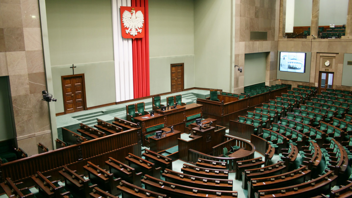 Jeden z manifestantów, biorący dziś udział w proteście przed Sejmem, został ciężko pobity przez Straż Marszałkowską – twierdzą członkowie inicjatywy Obywatele RP. Po interwencji został odwieziony do szpitala. – To cofa nas do najczarniejszych czasów stanu wojennego – komentują członkowie organizacji. - Potwierdzam, że miało miejsce zdarzenie, w trakcie którego doszło do użycia środków przymusu bezpośredniego - mówi Onetowi dyrektor Biura Prasowego Kancelarii Sejmu.