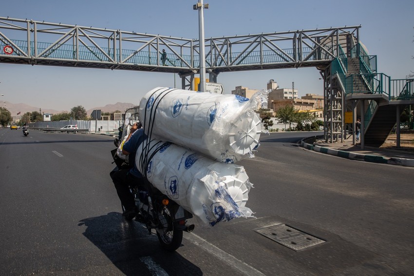 Motociklista prevozi rezervoare za skladištenje vode u kućnim uslovima