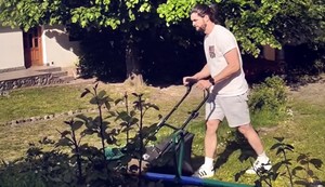 Stevan Piale kosi travu