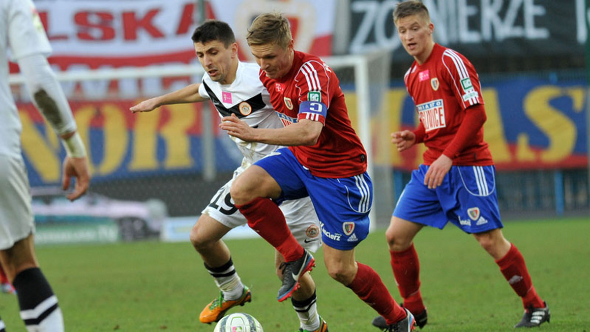 Na zakończenie 19. kolejki T-Mobile Ekstraklasy Piast Gliwice podejmie na własnym stadionie Lechię Gdańsk. Piłkarze z Gliwic to zdecydowanie największa niespodzianka tegorocznego sezonu i jeśli wygrają z Lechią przesuną się już na szóste miejsce w tabeli. Zapraszamy do śledzenia relacji "akcja po akcji" w Eurosport.Onet.pl