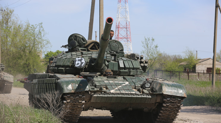 Orosz tank  ellenőrzi a Mariupol egyik lebombázott negyedét/ Fotó: GettyImages