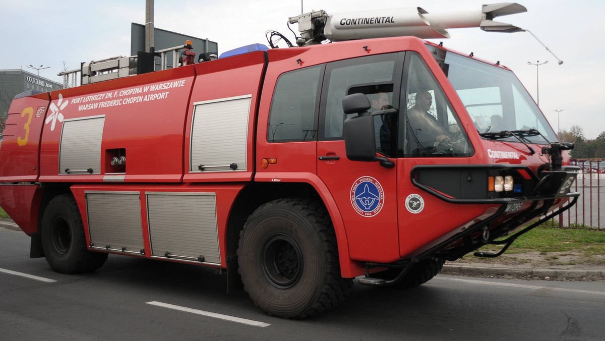 Nad Warszawą krąży samolot PLL LOT boeing 767. Maszyna będzie prawdopodobnie podchodziła do awaryjnego lądowania z powodu kłopotów z podwoziem. Straż pożarna i policja są w gotowości, pozamykano niektóre ulice przy warszawskim okęciu - informuje TVN 24.