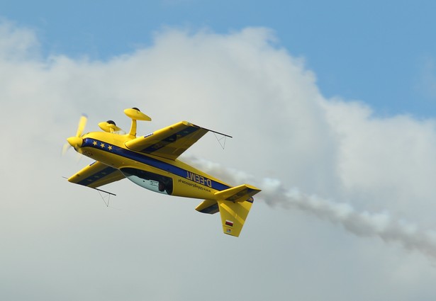 Uwe Zimmermann pilotujący samolot Extra 200 podczas pokazów lotniczych Mazury Airshow 2015. fot. (tw/cat) PAP/Tomasz Waszczuk