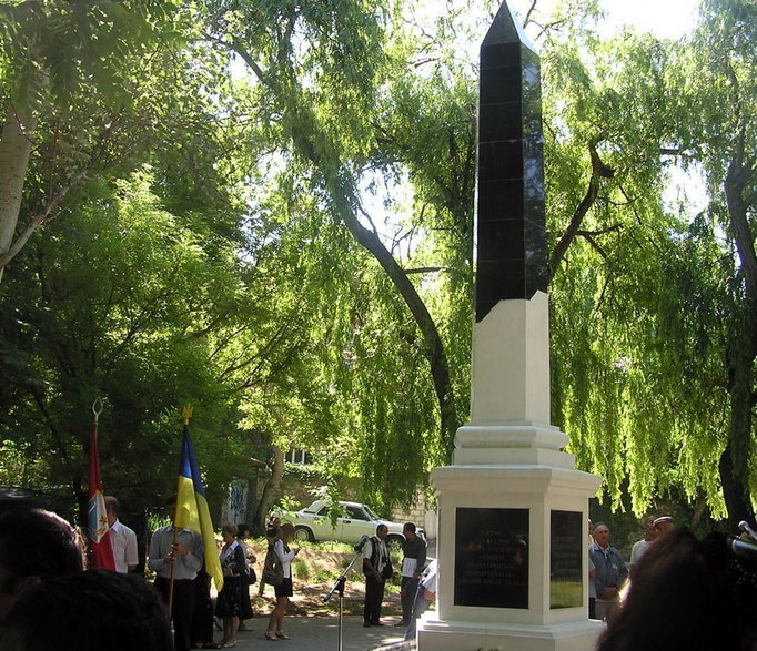 Pomnik w Sewastopolu upamiętniający deportacje Tatarów (fot. Pavlo1, opublikowano na licencji GNU Free Documentation License ver 1.2)