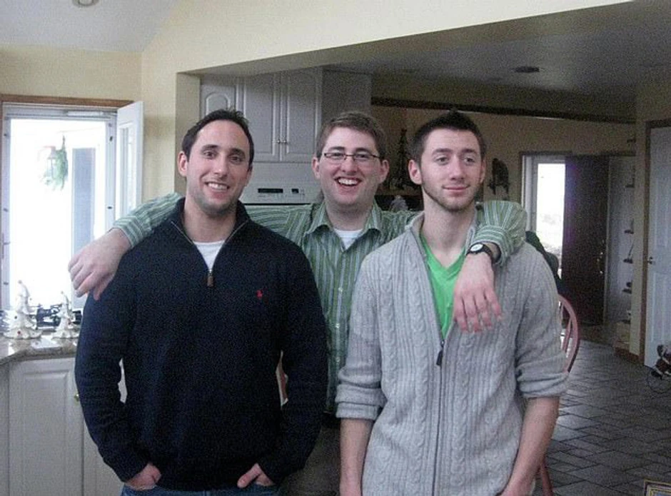 Džastin Mon (desno) sa braćom