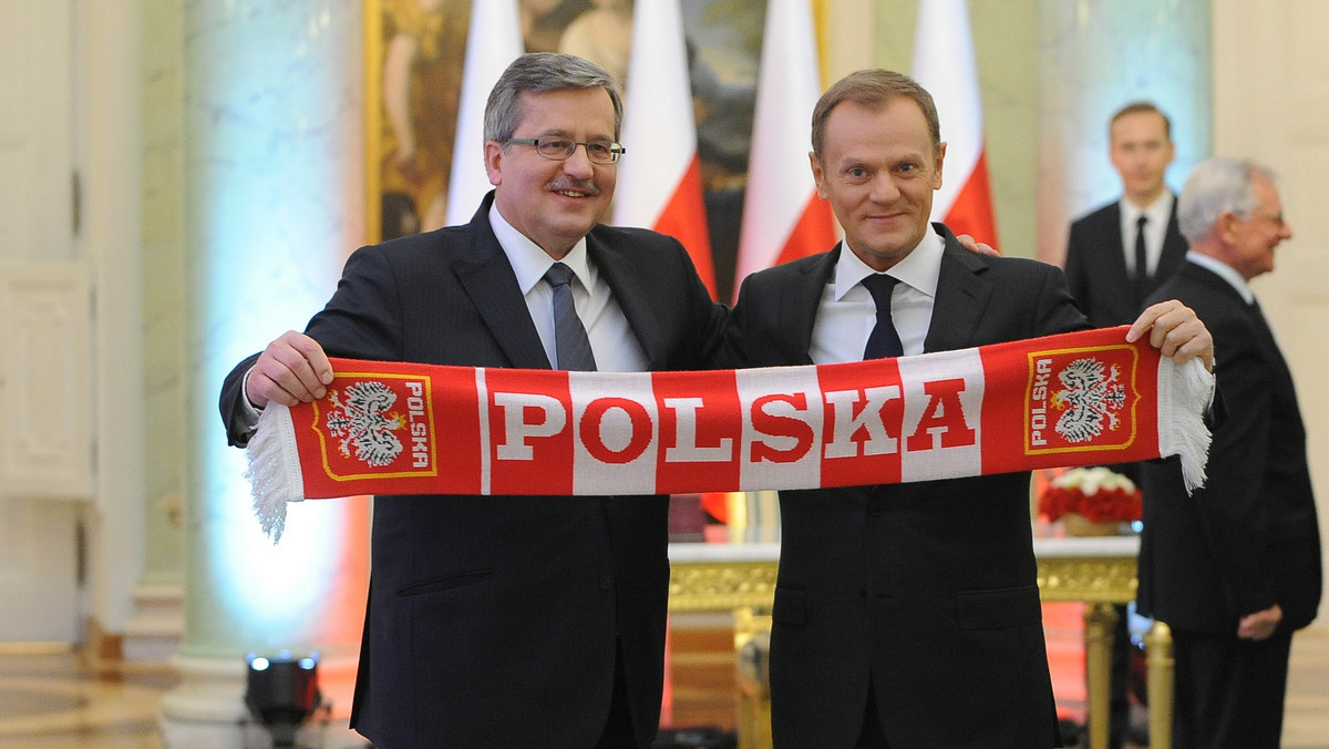 Prezydent Bronisław Komorowski oficjalnie zaprzysiężył nowy rząd Donalda Tuska. - Gratuluję i życzę powodzenia, bo sukcesy rządu to sukcesy całego narodu - powiedział w krótkim przemówieniu Komorowski. Tuż potem wręczył on Tuskowi symboliczny prezent - biało-czerwony szalik, który wcześniej, w trakcie kampanii prezydenckiej, otrzymał od lidera Platformy Obywatelskiej.