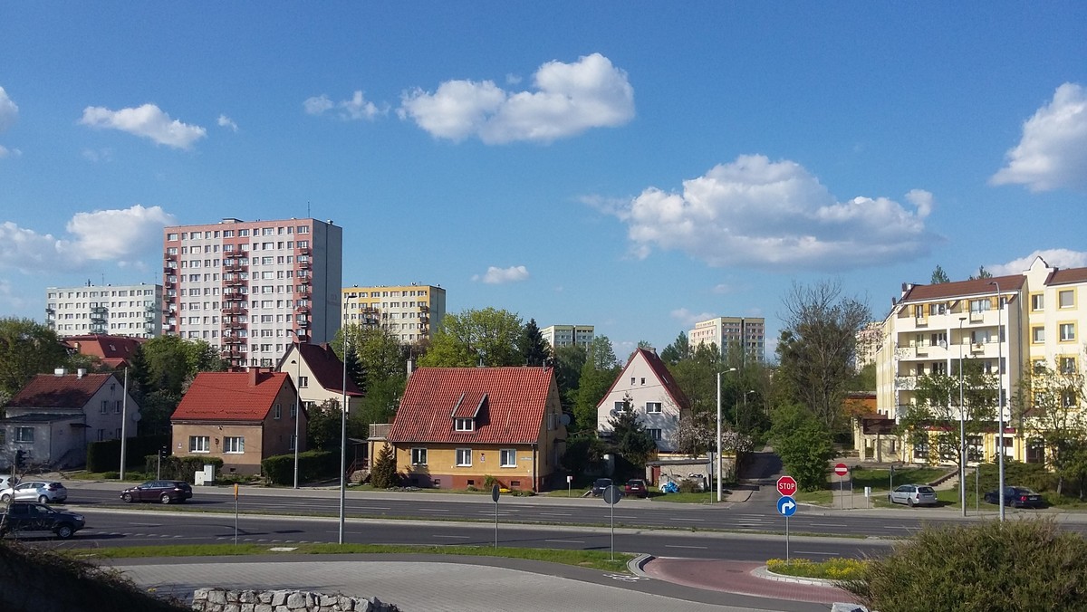 Około 25 procent lokatorów mieszkań socjalnych i komunalnych w Olsztynie od ponad pół roku zalega z opłatami za czynsz. W efekcie zarządcy nieruchomości brakuje funduszy na utrzymanie wszystkich budynków. Miasto musi dopłacać do ich utrzymania, jednocześnie stara się zniwelować problem zadłużenia.