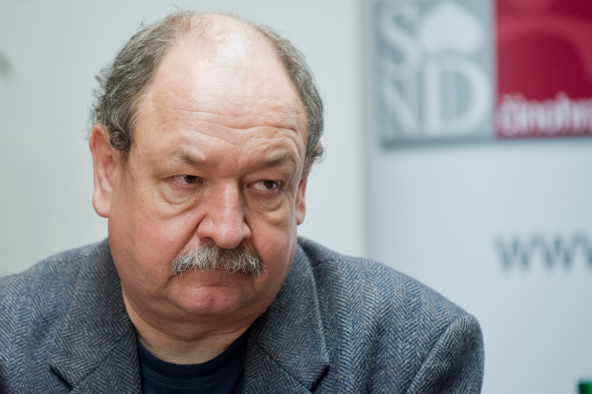Spisovateľ, scenárista, dramatik, textár, autor literatúry pre deti a tiež výtvarník Daniel Hevier.