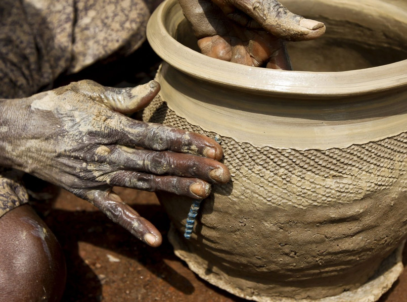 Jeden garnek wyprodukowany przez ludzi z plemienia Twa (Batwa) średnio kosztuje 40 franków rwandyjskich, czyli około 5 centów amerykańskich
