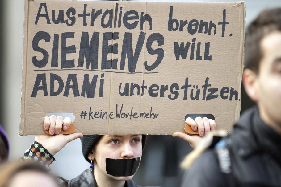 Protesty przeciwko uczestnictwu Siemensa w projekcie kopalni węgla w Australia