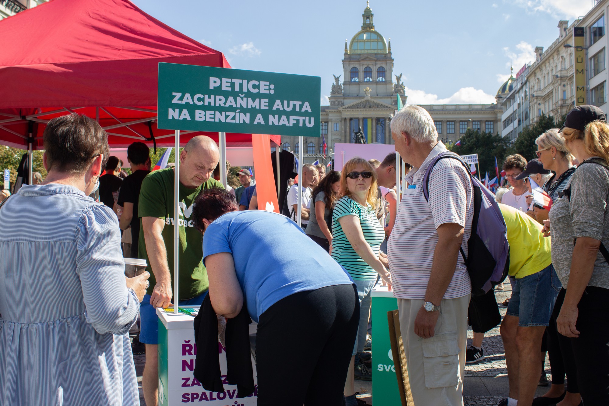 Demonštranti na proteste Česko proti vláde na Václavskom námestí v Prahe.