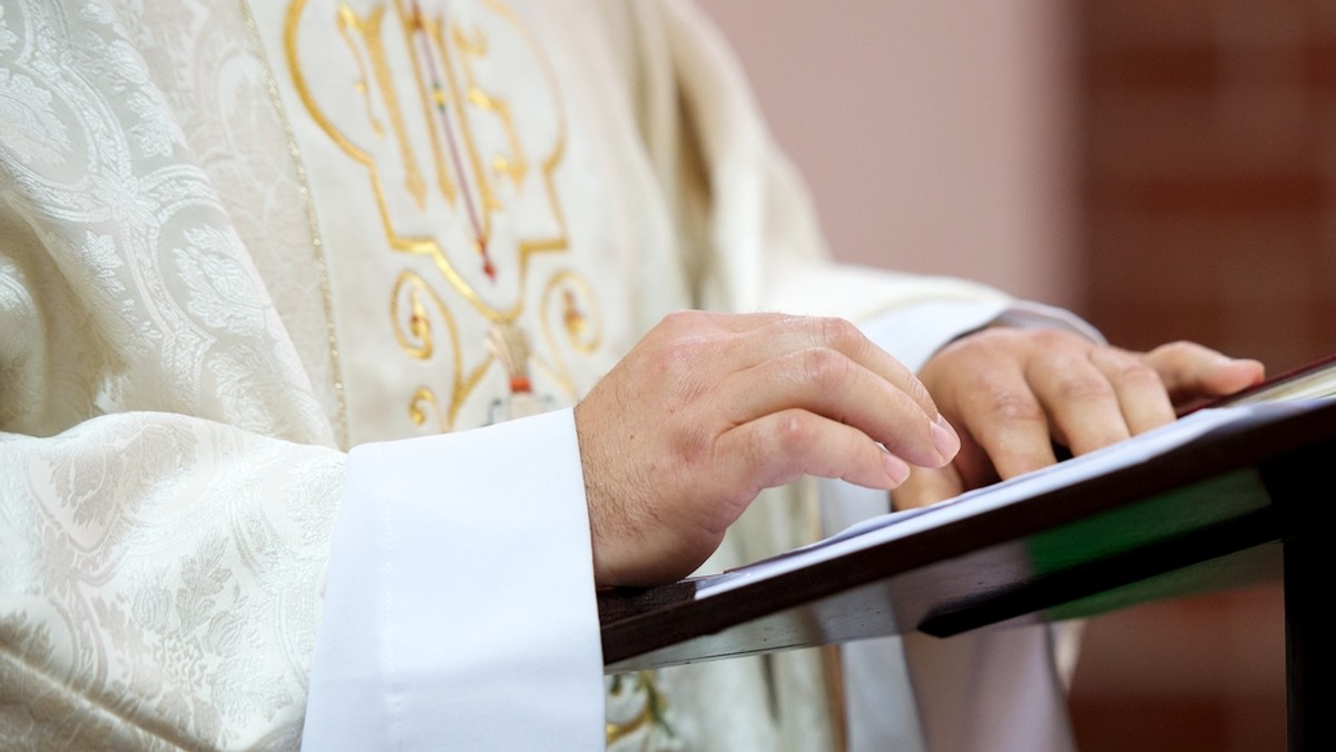 Kto przyjął kolędę oraz ile włożył do koperty - takie dane podczas mszy św. podaje proboszcz parafii p.w. św. Katarzy Aleksandryjskiej w Miedźnie. Wierni są zszokowani postępowaniem księdza, które ich zdaniem upokarza uboższych parafian - podaje gazeta.pl, powołując się na lokalne media.