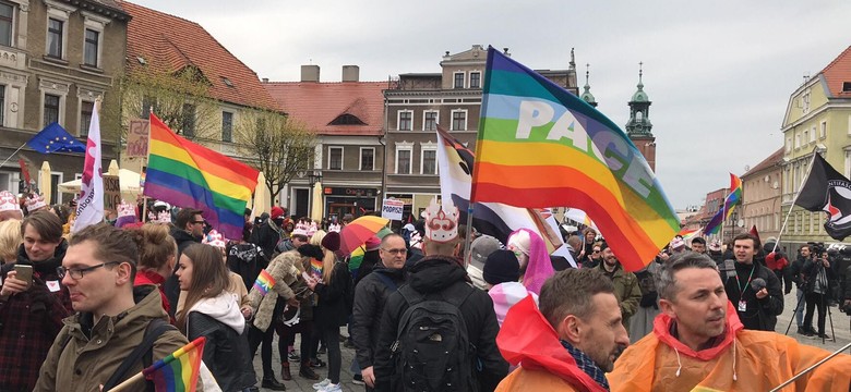 Marsz równości w Gnieźnie. Policja obrzucana butelkami. Wiosna Biedronia publikuje "mapę wstydu" PO