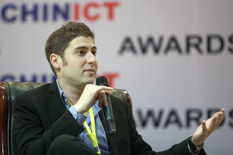 <b>Eduardo Saverin</b>
<br>
<br>
Wiek: 30
<br>
Fortuna: 2,2 miliarda dolarów
<br>
<br>
Współtwórca Facebooka zrzekł się swojego amerykańskiego obywatelstwa w 2011 roku, w przeddzień wejścia spółki na giełdę, za co spadły na niego oskarżenia o machinacje podatkowe. Posiadający 5% akcji Facebooka Brazylijczyk, obecnie mieszka w Singapurze, gdzie finansuje innowacyjne projekty.