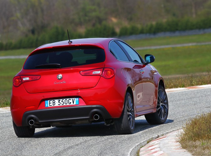 Alfa Romeo Giulietta 1750 TBI/235 KM w wersji Quadrifoglio Verde, czyli Monica Bellucci na torze