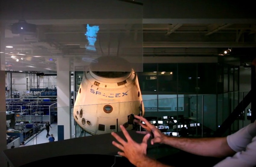 I radi i nadzire radionicu - Mask upravlja modelom rakete na projekciji na staklu