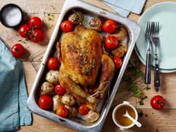 Z nadzieniem lub bez. To idealny obiad na Nowy Rok wprost z piekarnika [PRZEPIS]